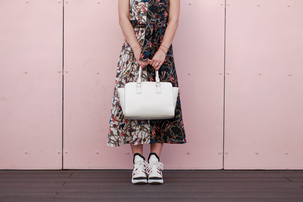 Kleider & Sneakers – das perfekte Duo im Sommer